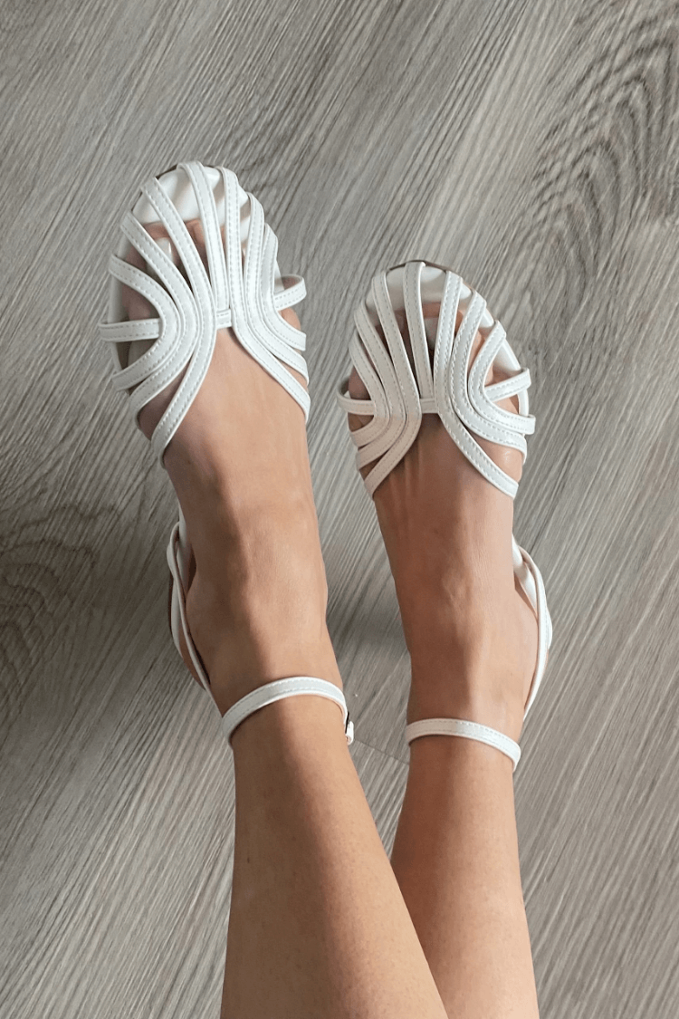 SOLE | Sandales plates élégantes tressées pour un look sophistiqué